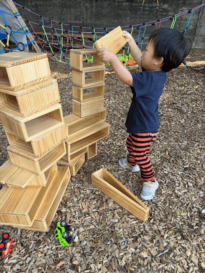 Building and concentration with wooden blocks